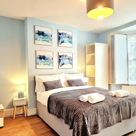 London Spacious 2 Bedroom-3 Mins Walk Tube, Hospital, Queen Mary Uni Sleeps 5